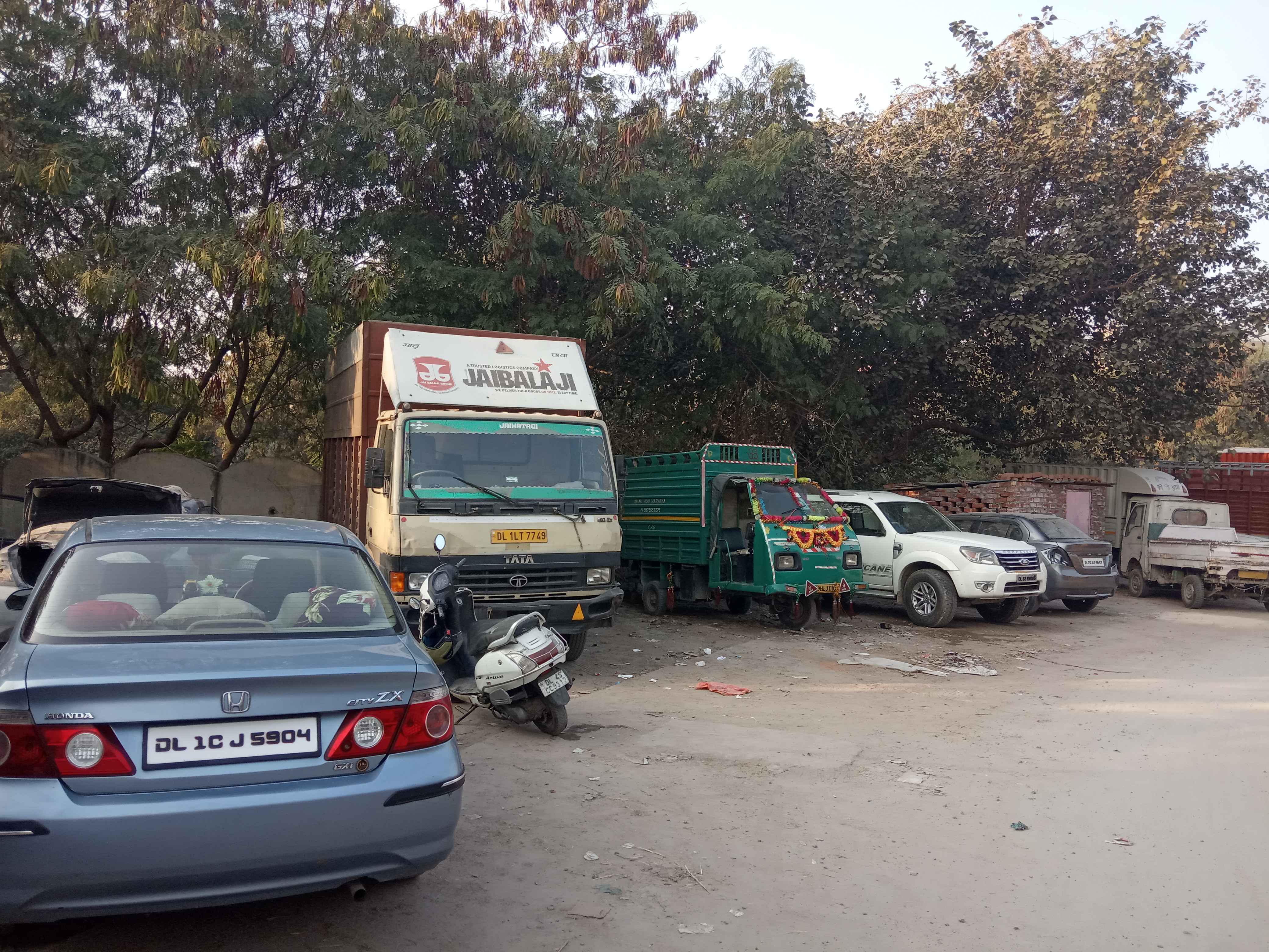 furniture market kirti nagar parking In New Delhi