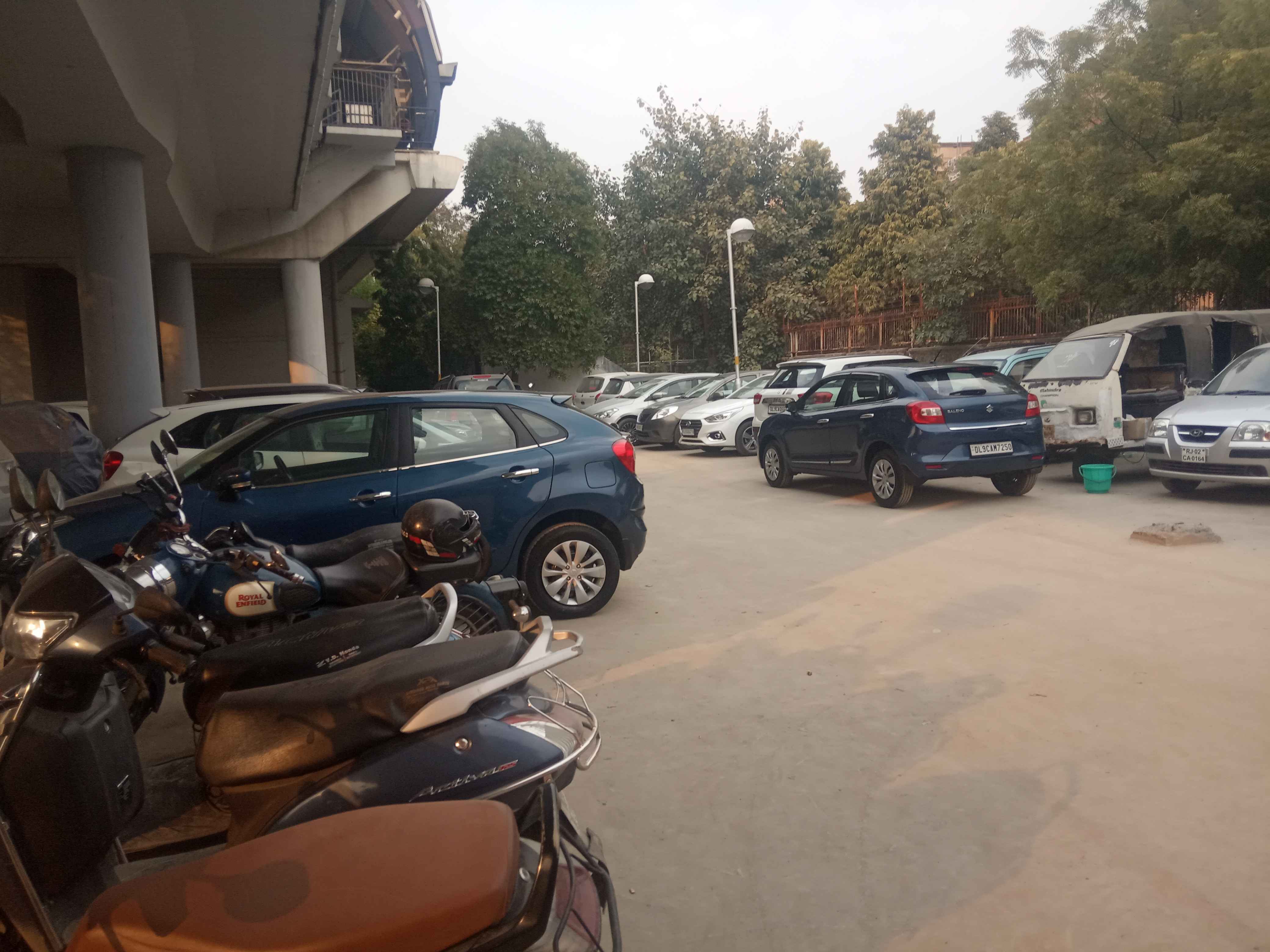 dwarka Metro station parking sector 8 In New Delhi
