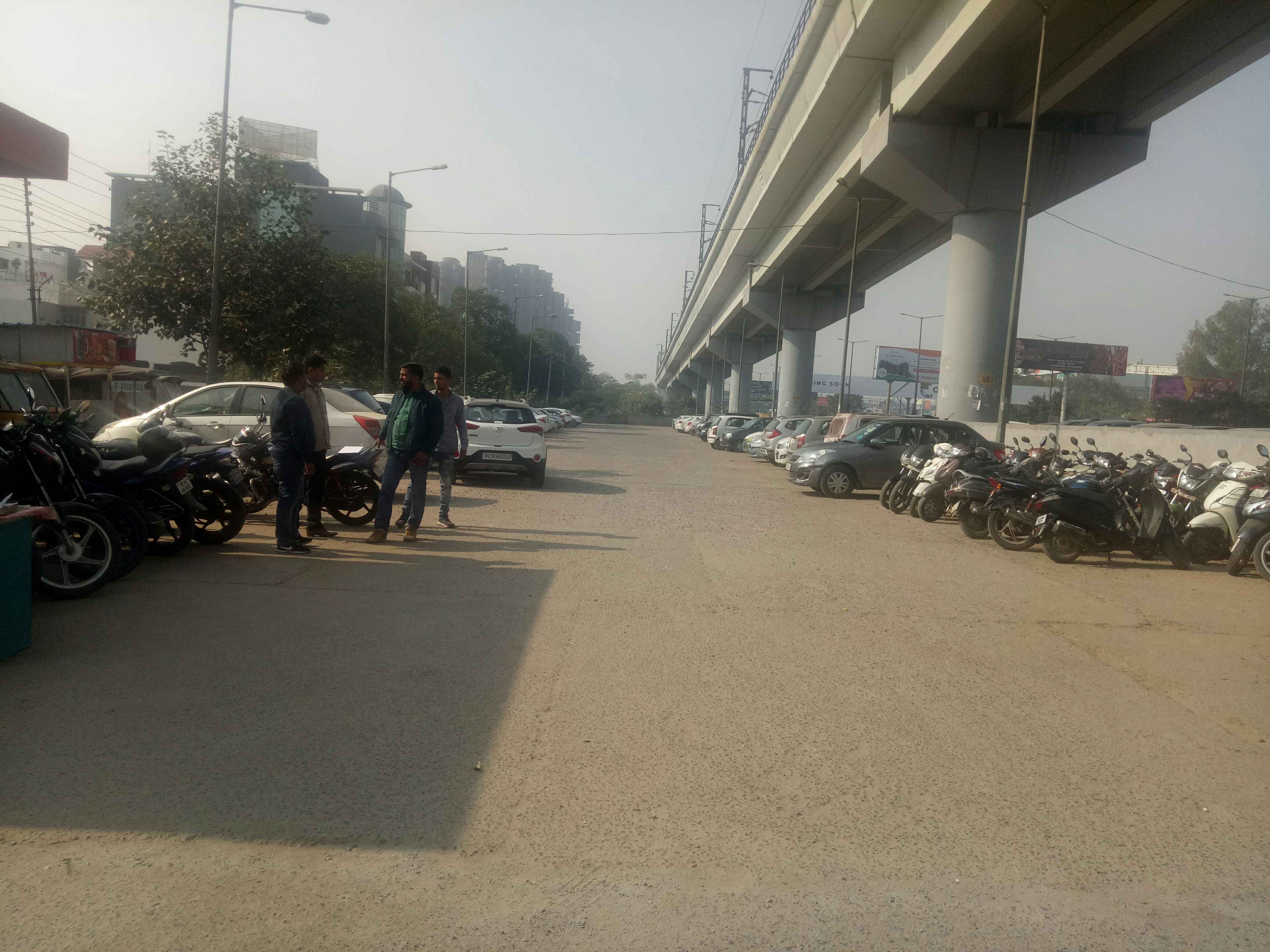koshambi metro station parking In Ghazibad