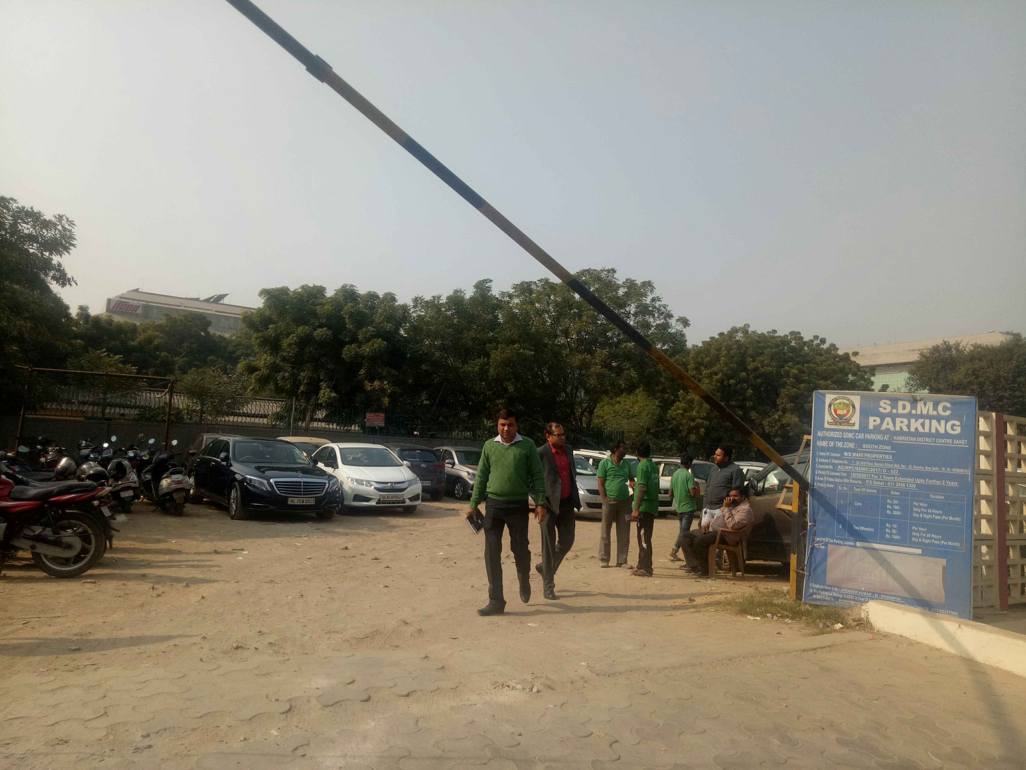 kabristan district centre saket parking