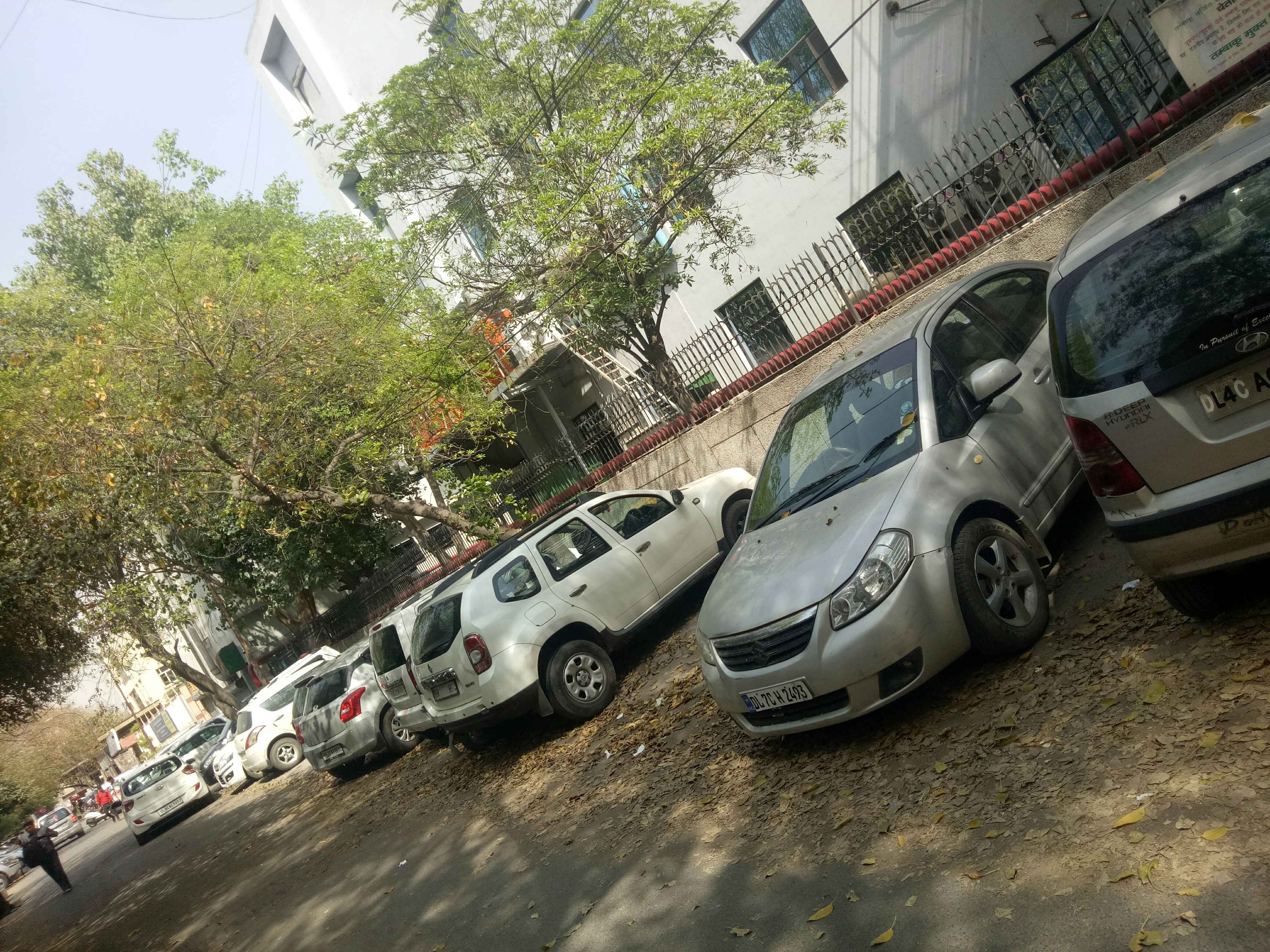 Saroj Hospital parking point 2 In New Delhi
