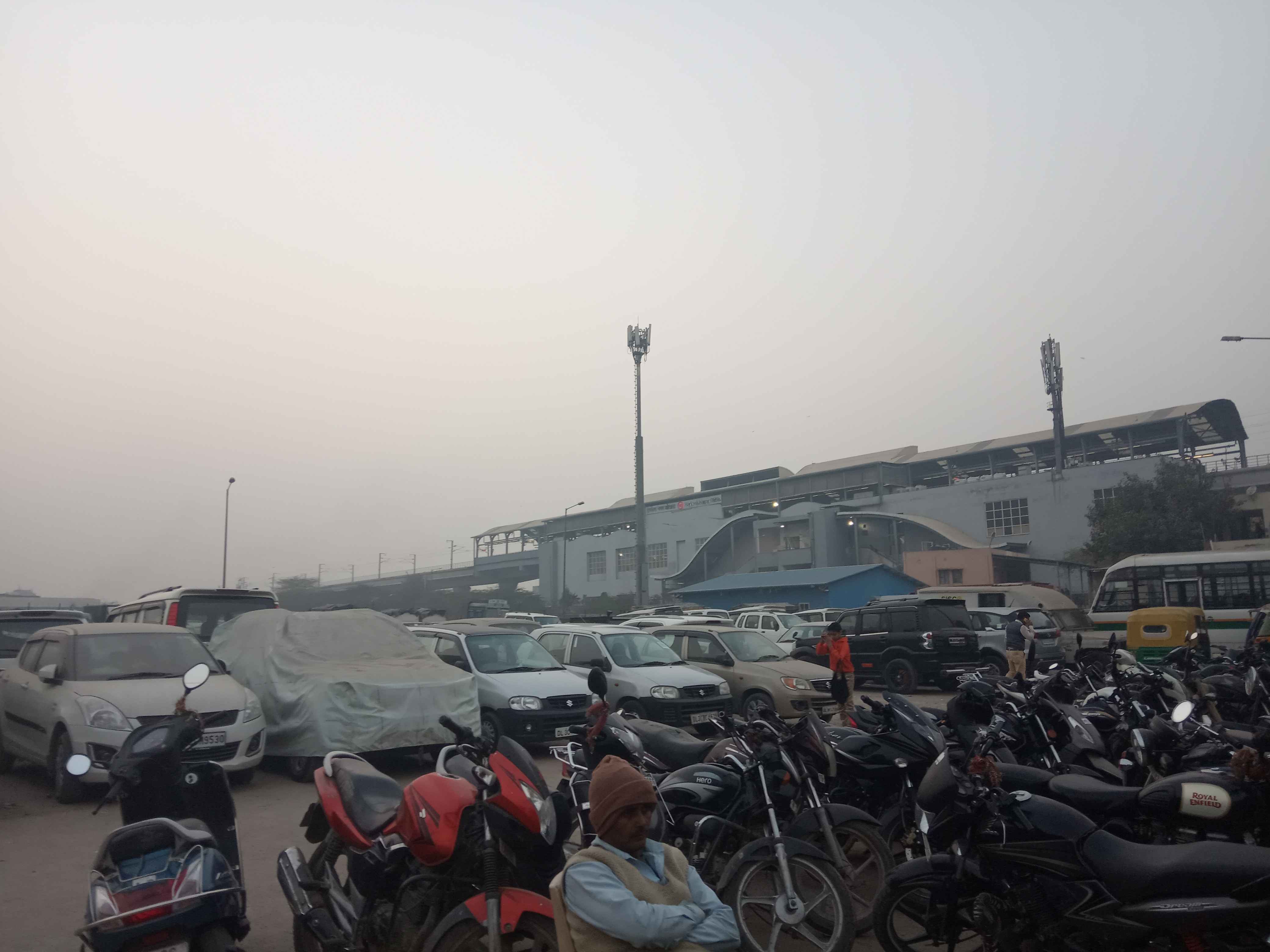 harkesh nagar okhla metro station parking In New Delhi