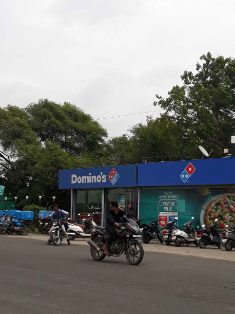 dominos parking