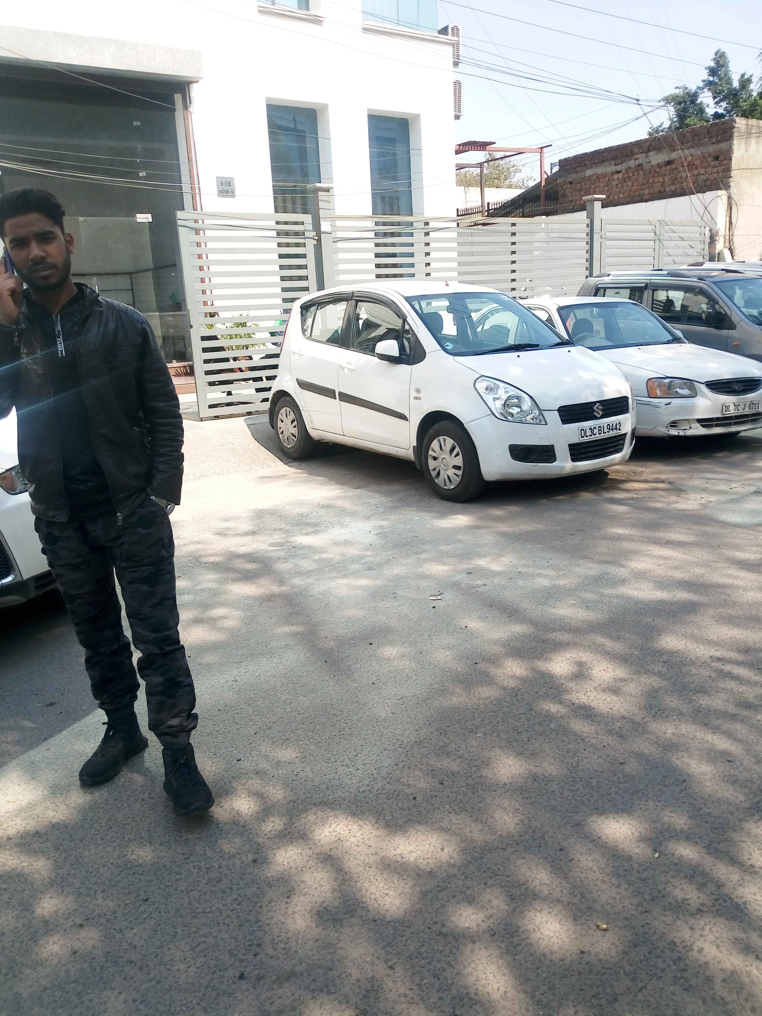 A1 b sector 16 noida parking