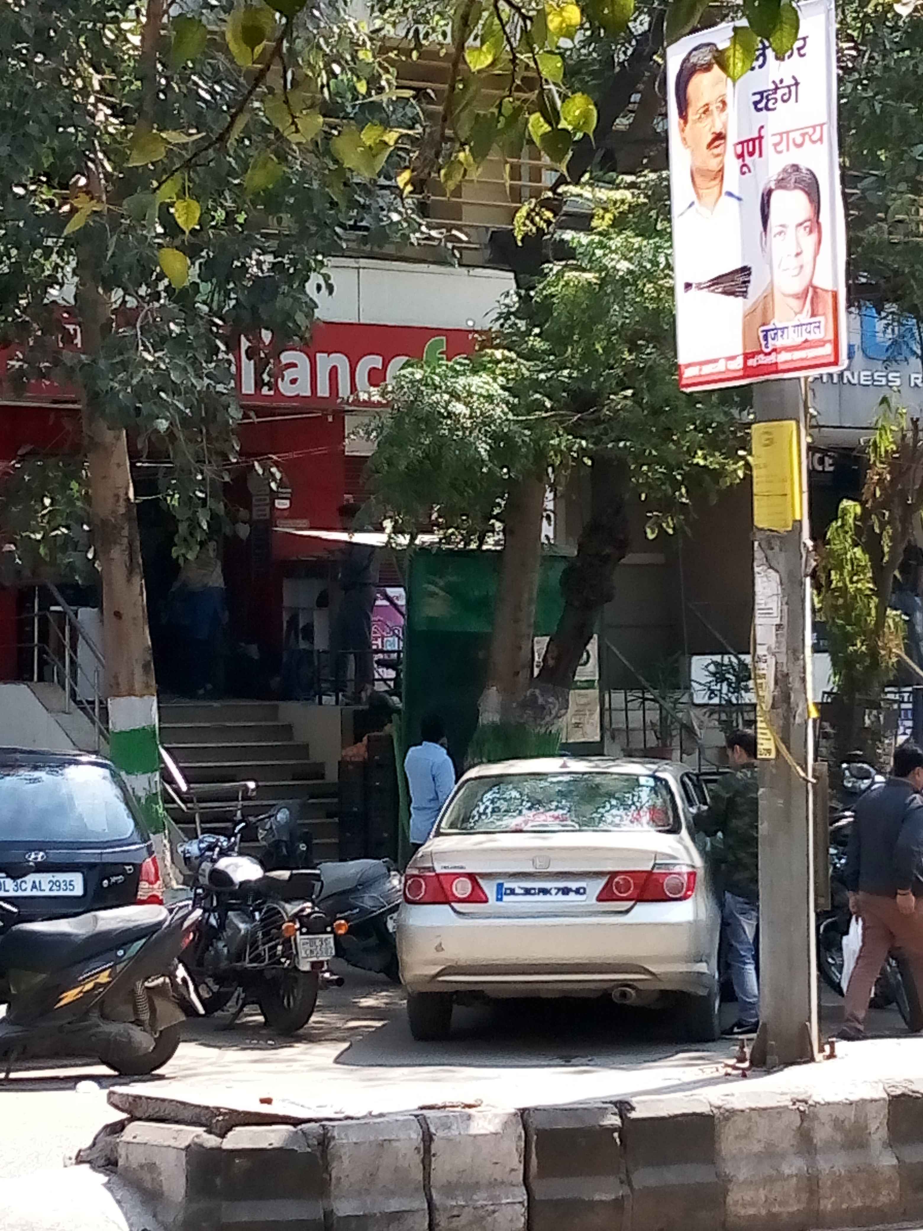 143 zamrudpur gk 1 parking In New Dilli
