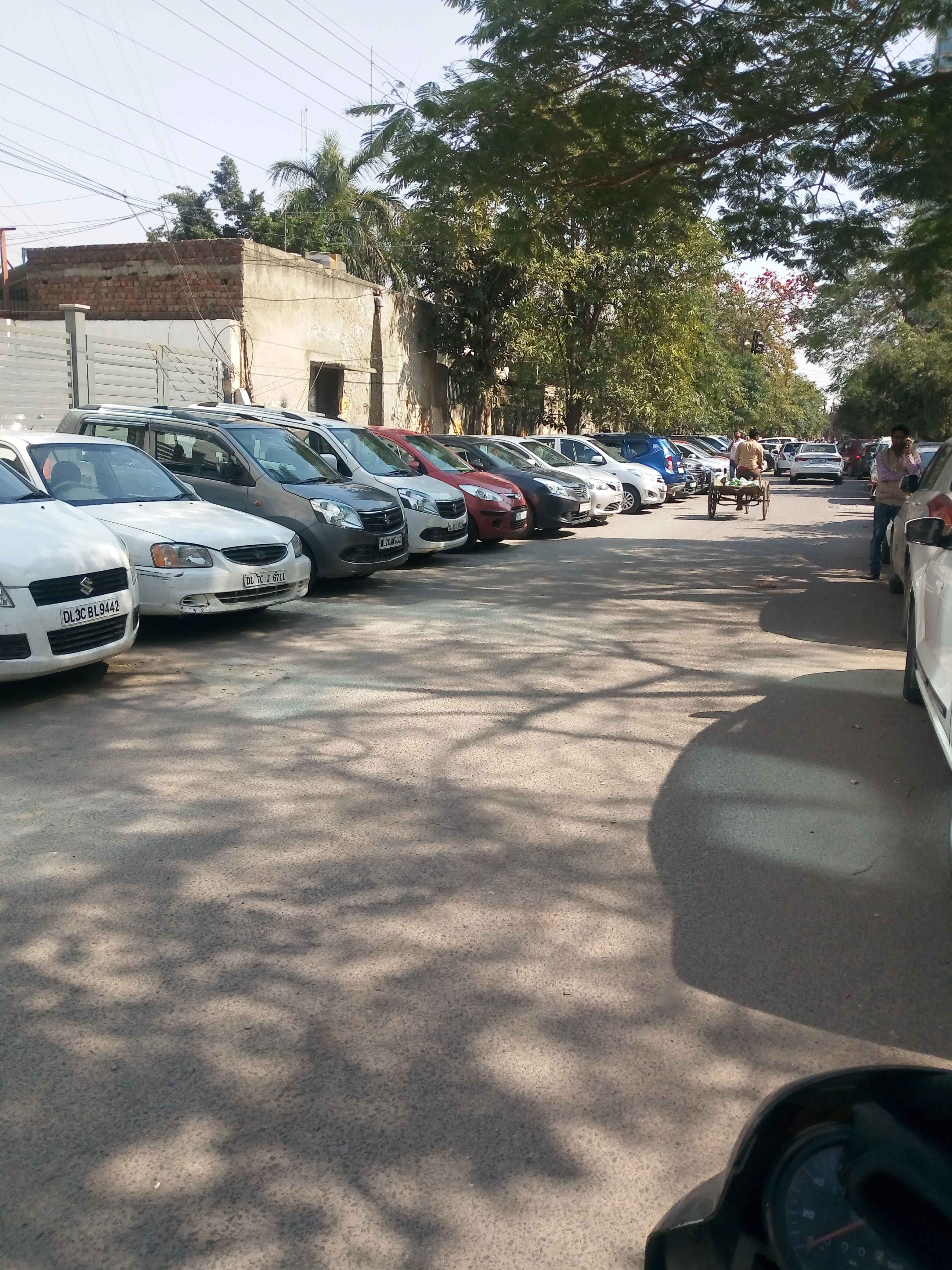 A1 b sector 16 noida parking In Aberdeen