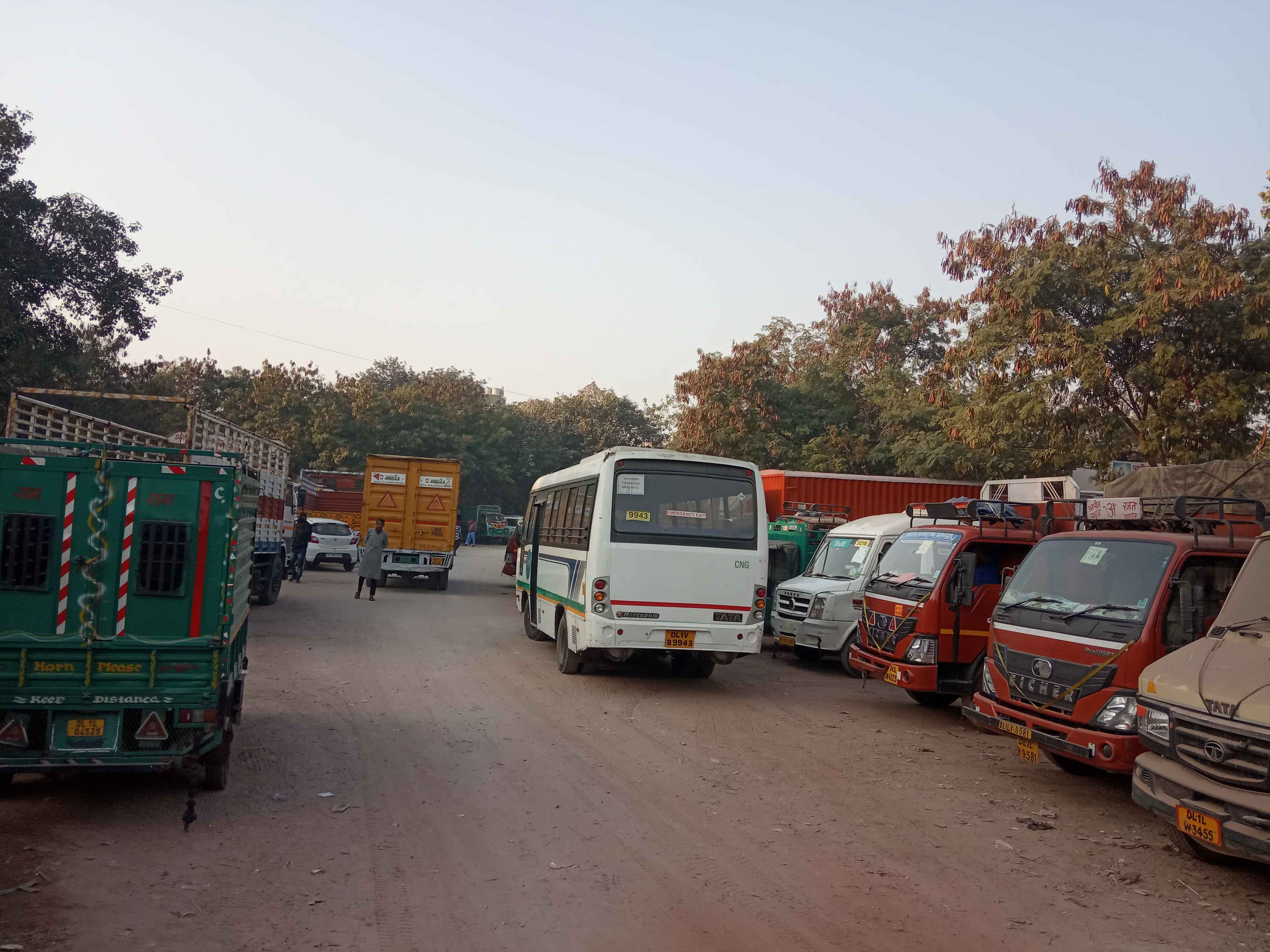 furniture market kirti nagar parking