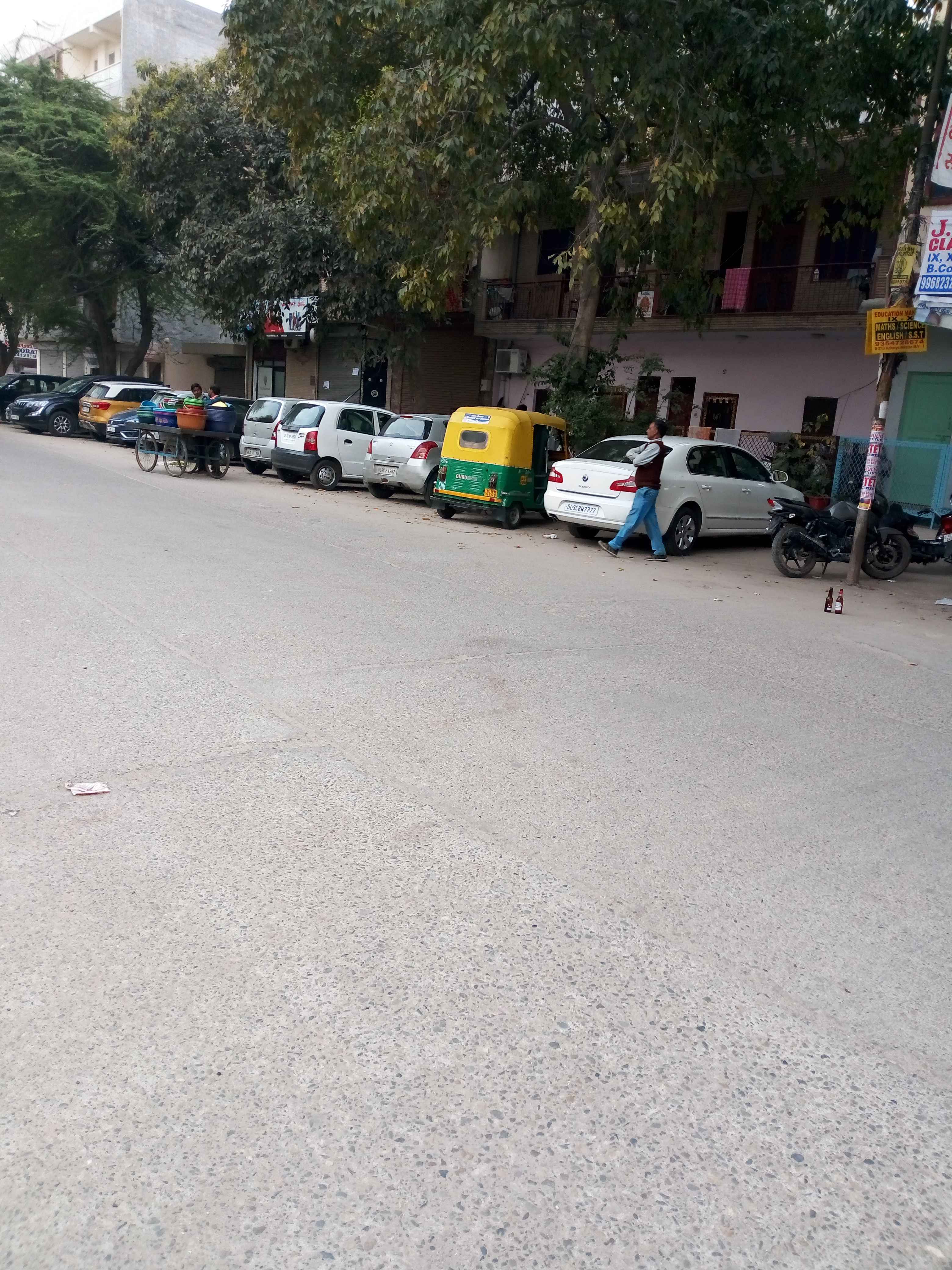 Mayur vihar pocket 5 mother dairy parking In Aberdeen