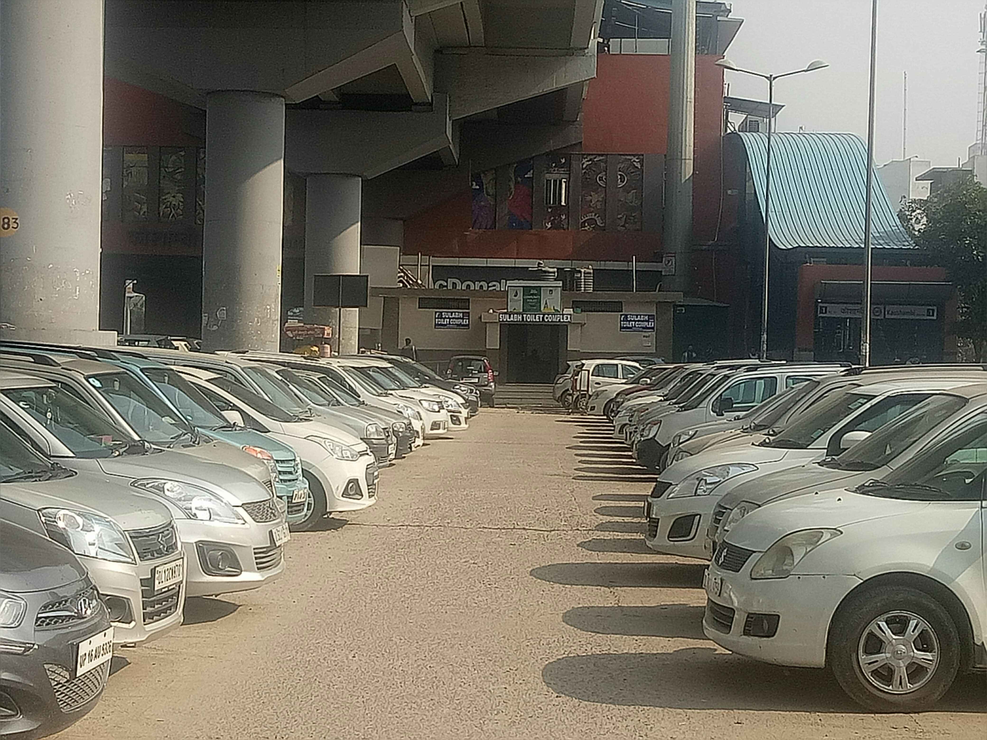 koshambi metro station parking
