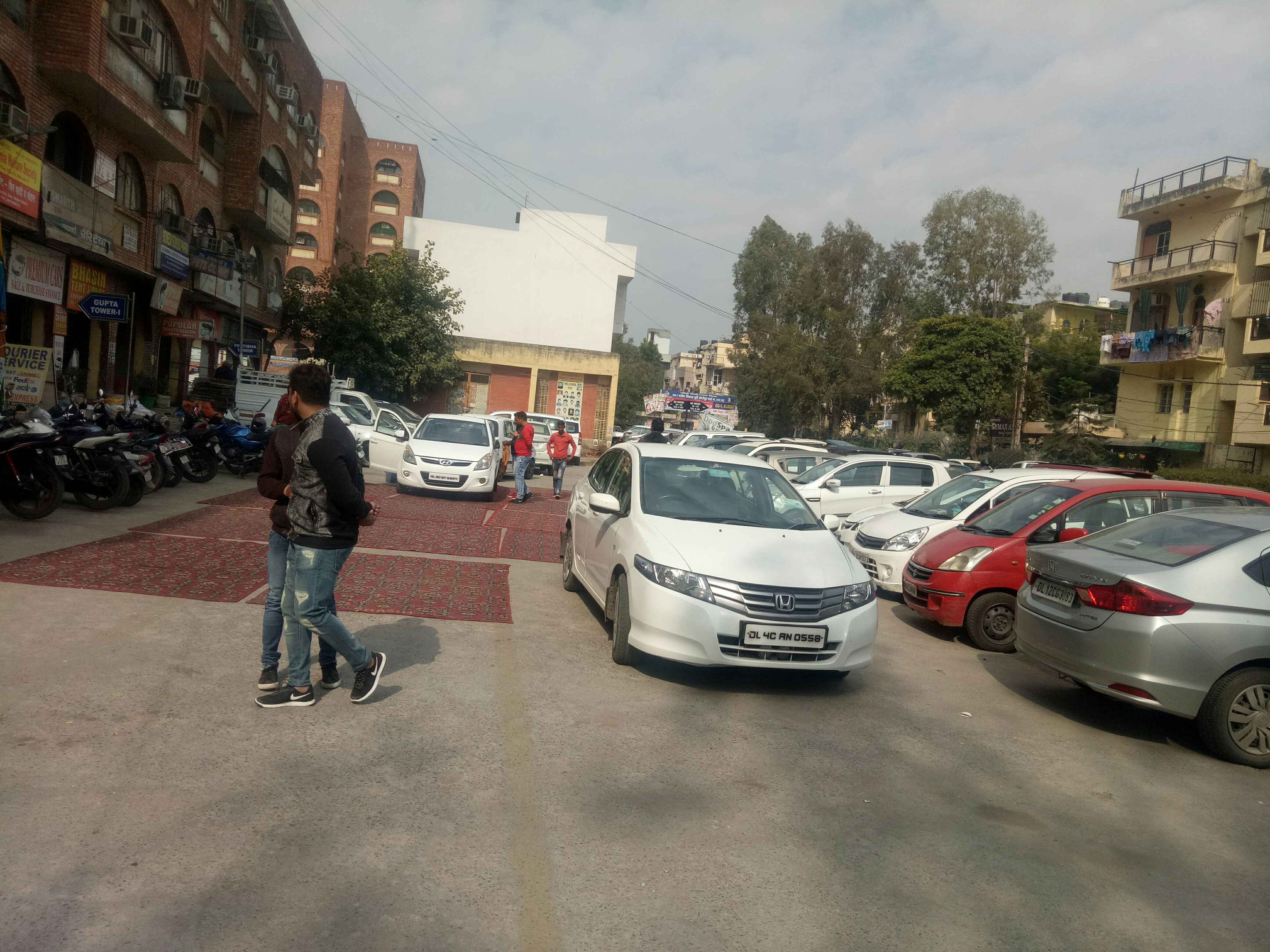 mother dairy gate no 2 parking vikas puri In Dehli