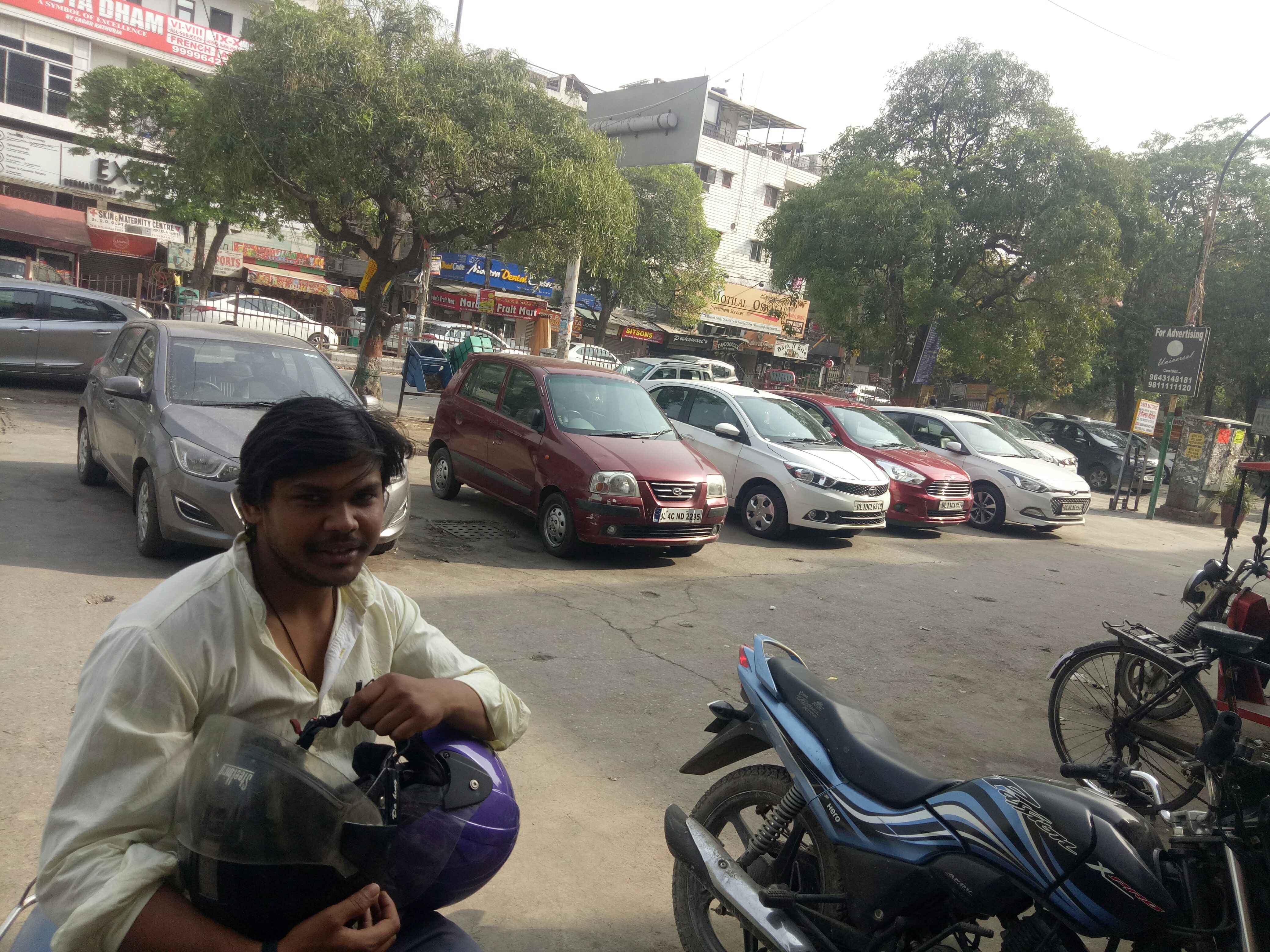 Shalimar bagh parking samsung smart ecafe  In New Delhi