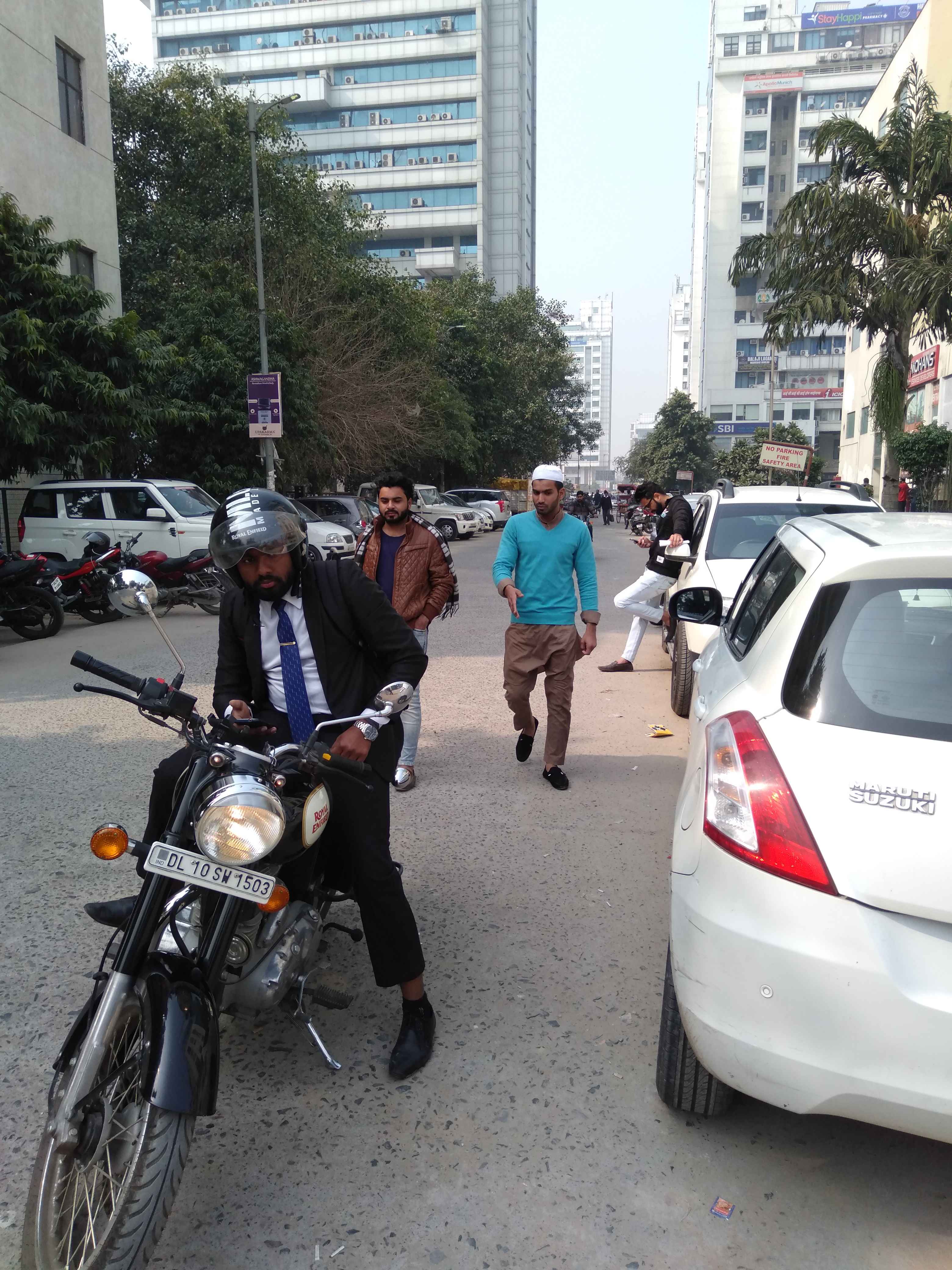 HDFL home lonans point 9 nsp parking In Dehli