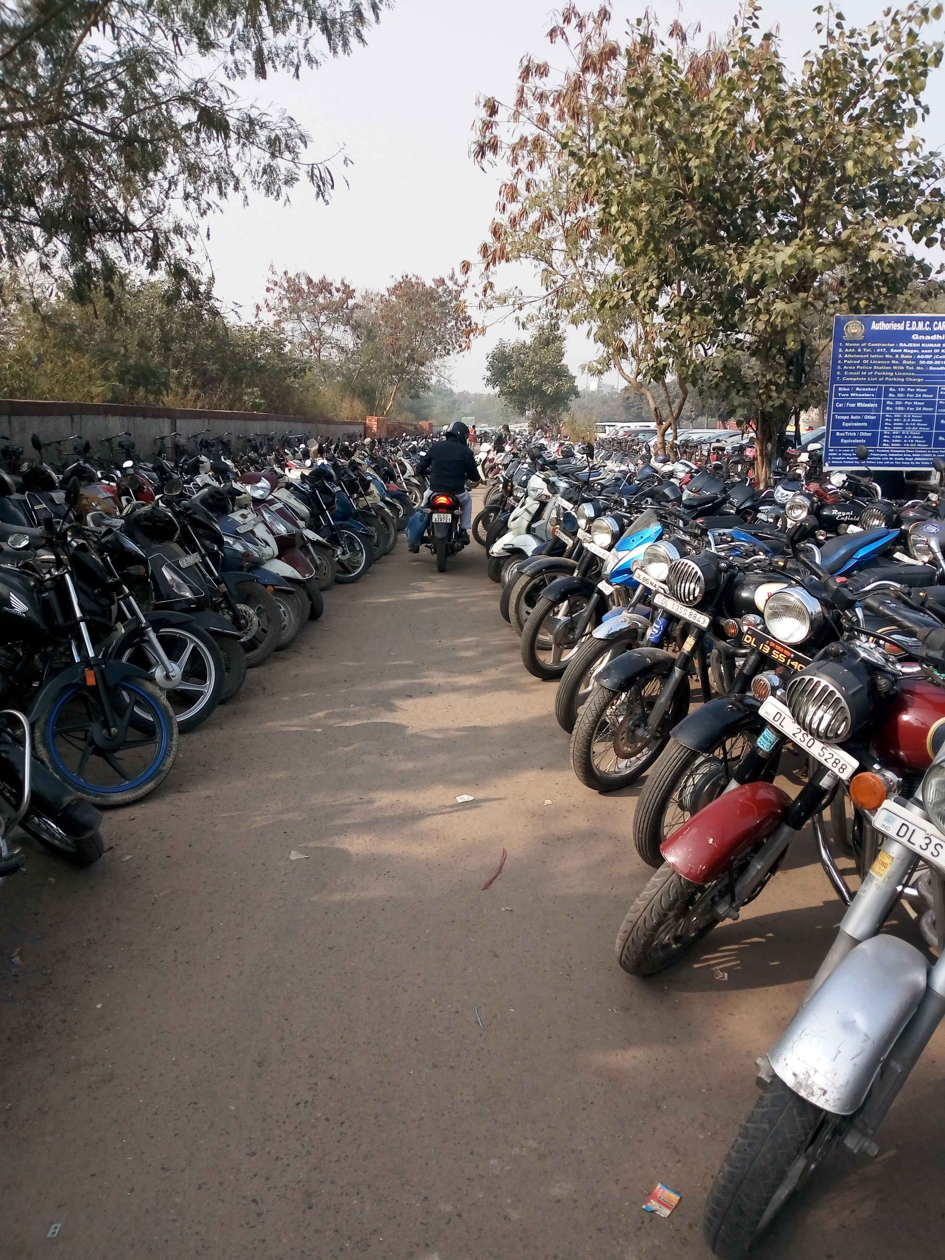gandhi nagar pushta road parking In Shahdara