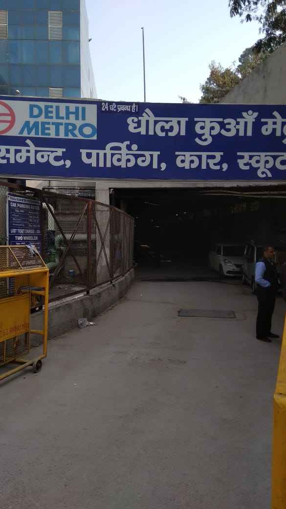 Dhaula Kuan metro station parking In Delhi